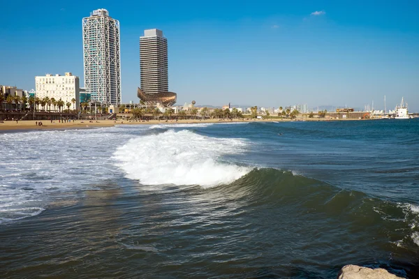 Fale na plaży w Barcelonie — Zdjęcie stockowe