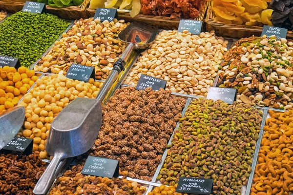 Urval av nötter på en marknad — Stockfoto