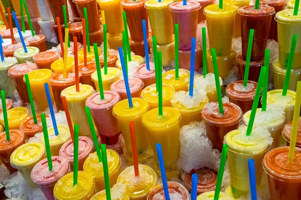 Fruit smoothies op een markt — Stockfoto