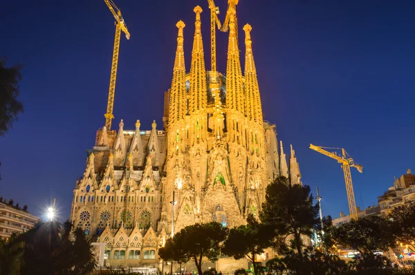 Osvětlená katedrála Sagrada Familia — Stock fotografie