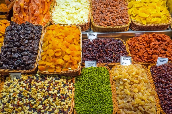 Trockenfrüchte auf dem Boqueria-Markt — Stockfoto