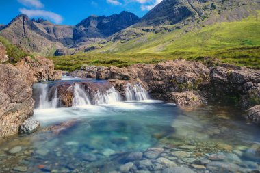 Isle of Skye üzerinde küçük şelale