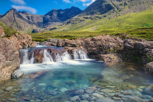 Isle of Skye üzerinde küçük şelale