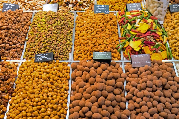 Cereales y frutos secos en un mercado — Foto de Stock