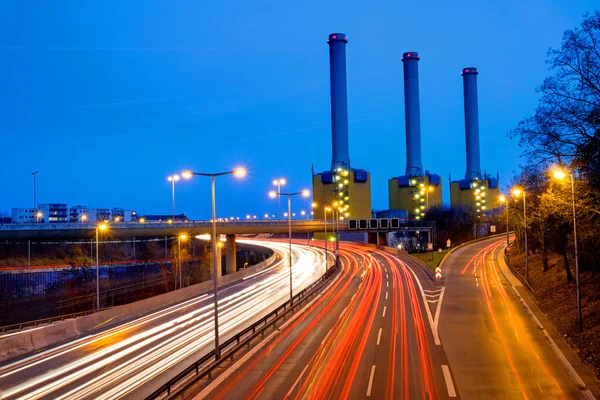 Central eléctrica y autopista en Berlín — Foto de Stock