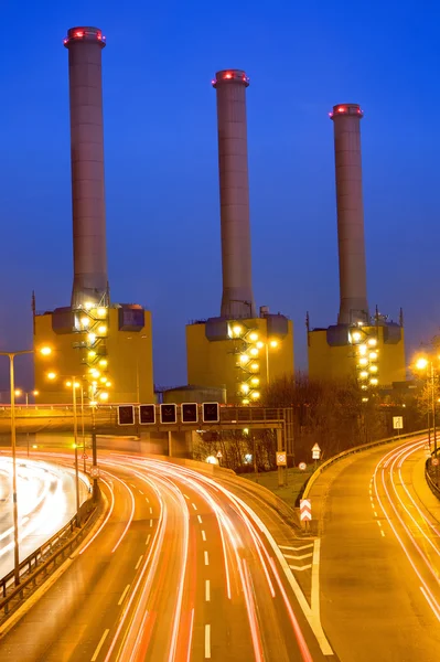 Snelweg en elektriciteitscentrale in Berlijn — Stockfoto