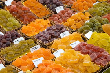 Bir pazarda ekşi tatlılar