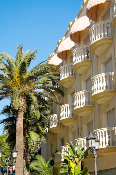 Hotel met palmbomen — Stockfoto