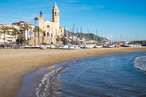 Iglesia y playa en Sitges — Foto de Stock