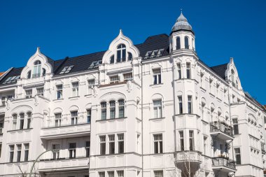 Beyaz eski ev yapımı