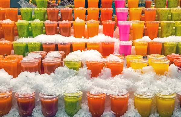 Tasty smoothies at a market — Stock Photo, Image