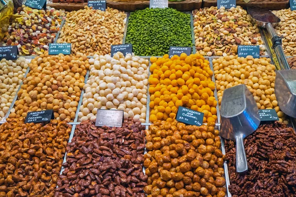 Selectie van noten op een markt — Stockfoto