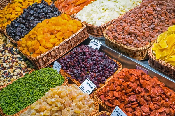 Verscheidenheid van gedroogde vruchten op een markt — Stockfoto