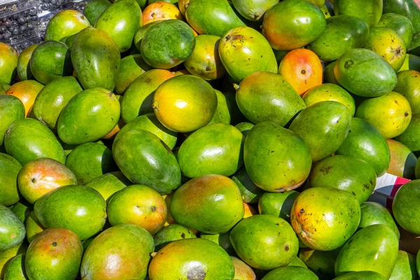Mangos para venda em um mercado — Fotografia de Stock