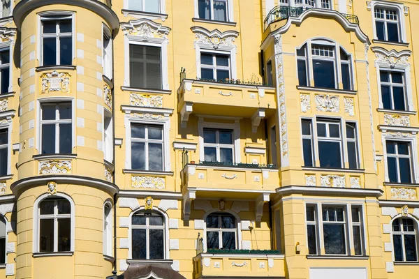 Detail eines alten Mehrfamilienhauses — Stockfoto