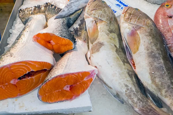 Salmón en venta en un mercado — Foto de Stock