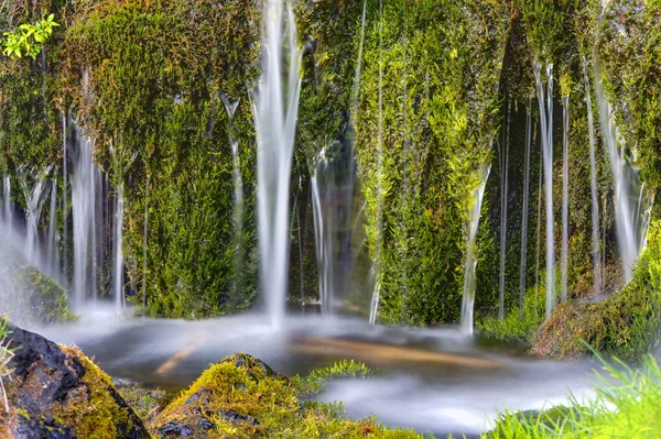 Небольшой водопад — стоковое фото