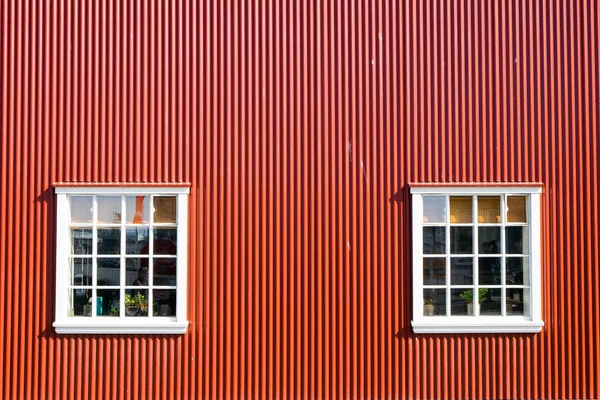 Pared roja y dos ventanas —  Fotos de Stock