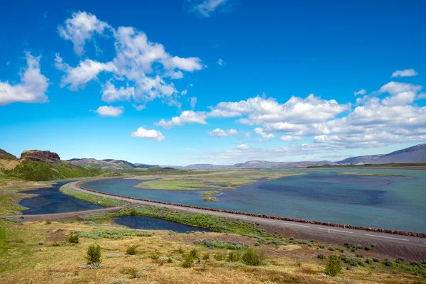 Road and river in Iceland — Stock fotografie