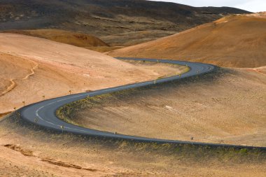 İzlanda'daki dolambaçlı yol