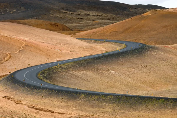 İzlanda'daki dolambaçlı yol
