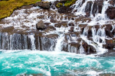 Güzel Hraunfossar düşüyor
