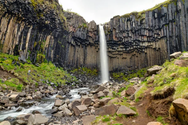 De waterval Svartifoss in eiland Stockfoto