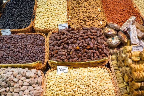 Ořechy a sušeným ovocem na trhu — Stock fotografie