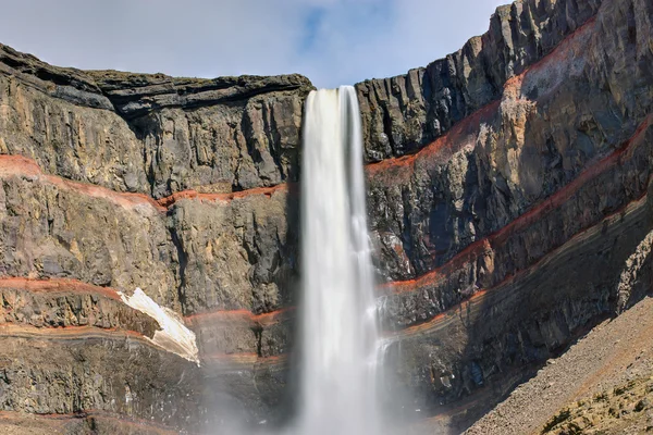 A cachoeira Hengifoss na Islândia — Fotografia de Stock