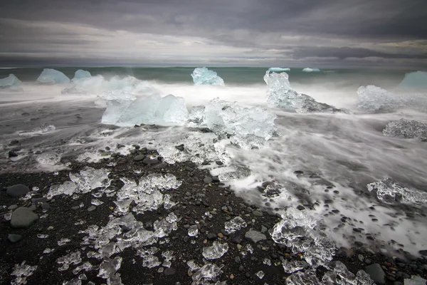 Bloques de hielo en una playa en Islandia —  Fotos de Stock