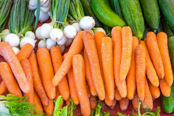 Cenouras e pepino para venda — Fotografia de Stock