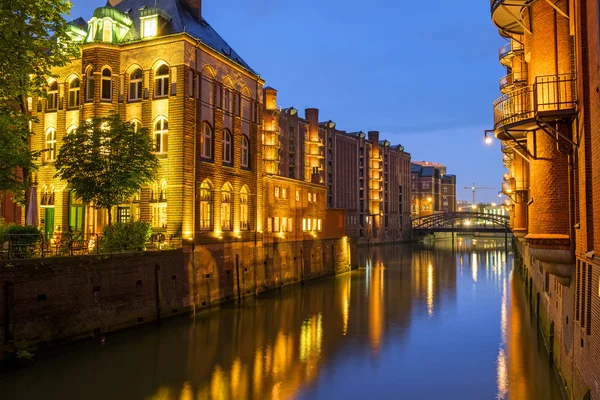 Csatorna a Speicherstadt magyarul kb az éjjel — Stock Fotó