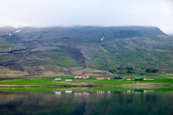 Fiordo brumoso en Islandia — Foto de Stock