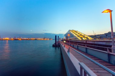 Güneş battıktan sonra Hamburg liman