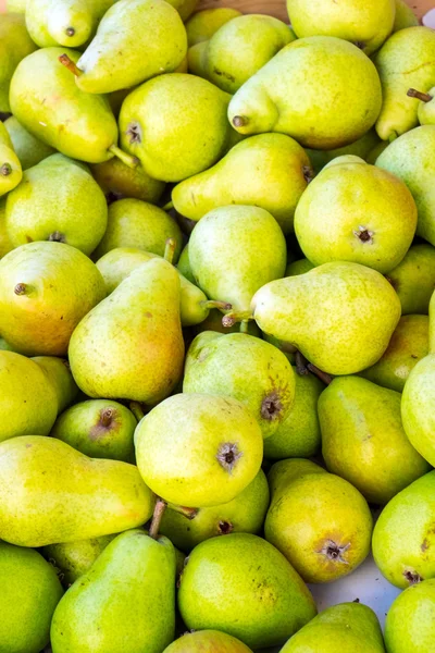 Green ripe pears at the market — Stock Photo, Image