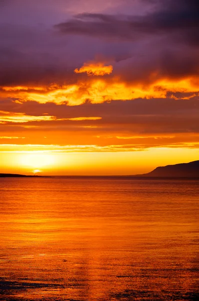 Midnatt solnedgång i Island — Stockfoto