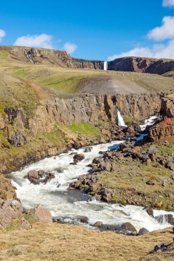 İzlanda'daki Hengifoss şelale