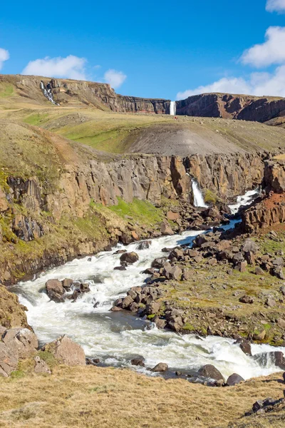 Wodospad Hengifoss w Islandii — Zdjęcie stockowe