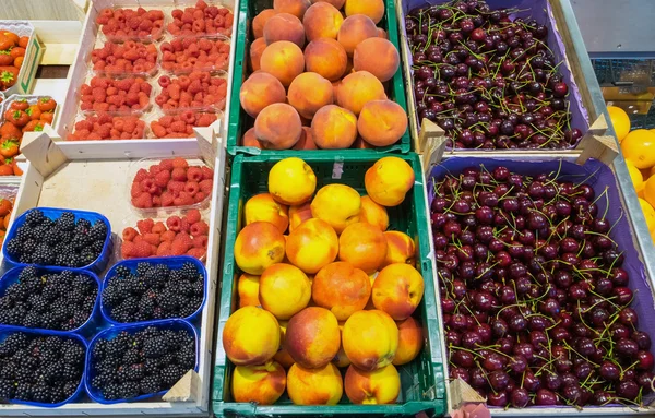 Peaches, cherries blackberries — Stock Photo, Image