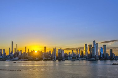 New York 'un merkezindeki Manhattan silueti gün doğumunda Weehawken, New Jersey' den görüldü.