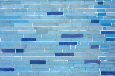 Küçük mavi taş kiremitlerden yapılmış bir duvarın arka planı