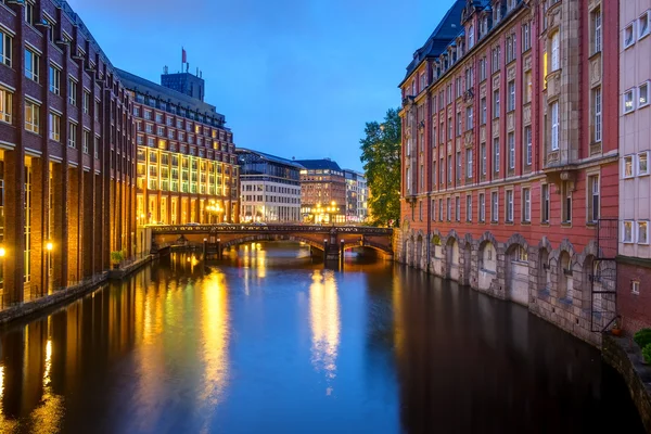 Csatorna hajnalban,: Hamburg — Stock Fotó