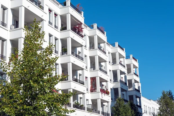 Modern white townhouses in Berlin — Stock Photo, Image