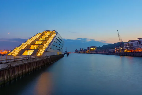 Le port de Hambourg après le coucher du soleil — Photo