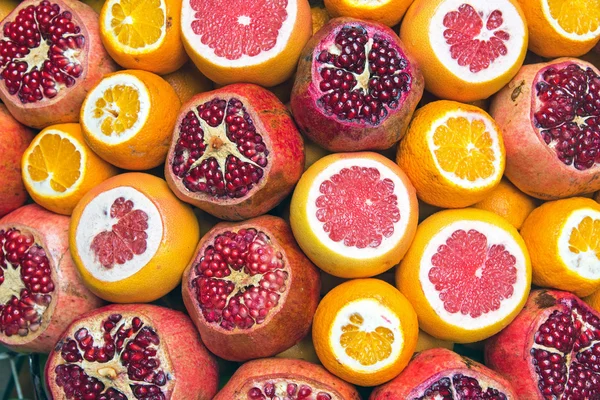 Granatäpple, grapefrukt och apelsiner — Stockfoto