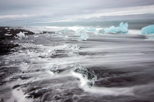 Is på stranden sett på Island — Stockfoto