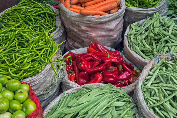 Borse piene di verdure in un mercato — Foto Stock