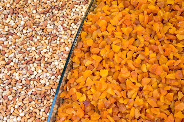 Сушеные фрукты и орехи на рынке — стоковое фото