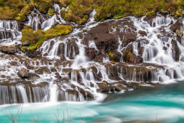 İzlanda'daki inanılmaz Hraunfossar