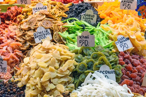 Сушеные фрукты на рынке в Турции — стоковое фото